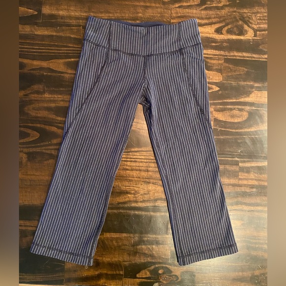 Blue and white Lululemon 25 inch capris with slits size 6 - Picture 3 of 6